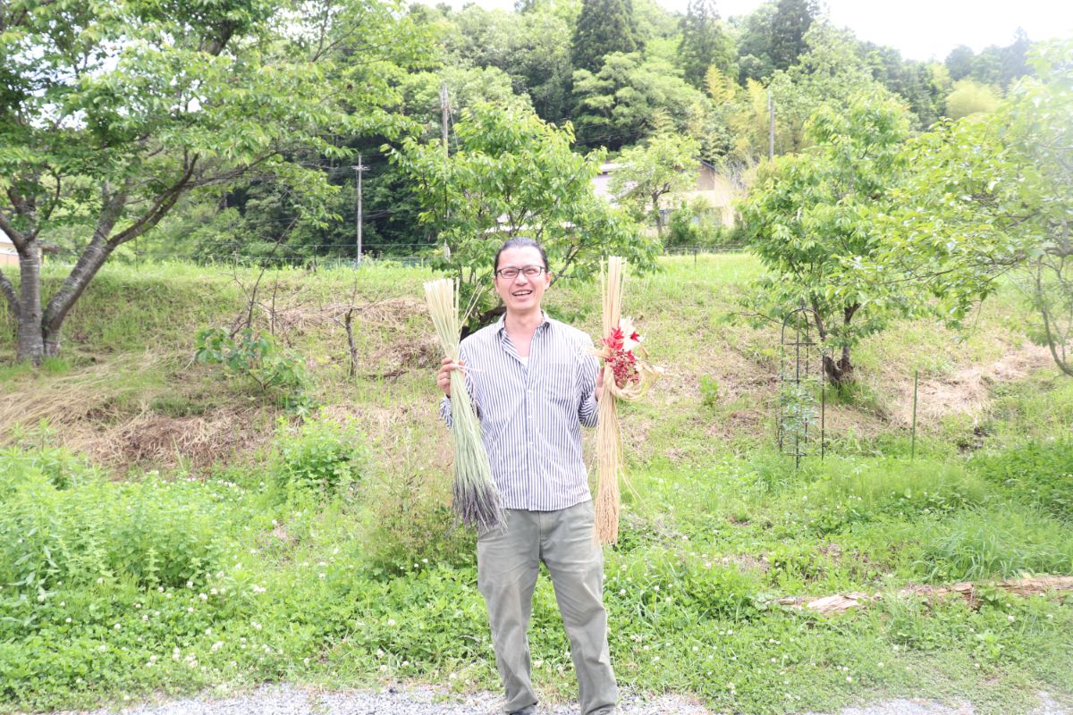 (黒米の稲穂と、しめ縄ワークショップの作品)